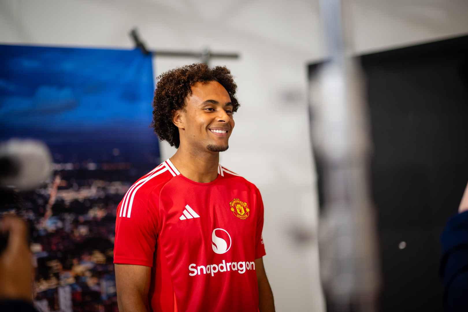 Zirkzee menandatangani kontrak dengan Man United hingga Juni 2029